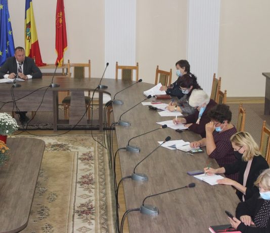 Ședința operativă cu șefii de direcții/secții și funcționarii aparatului președintelui.